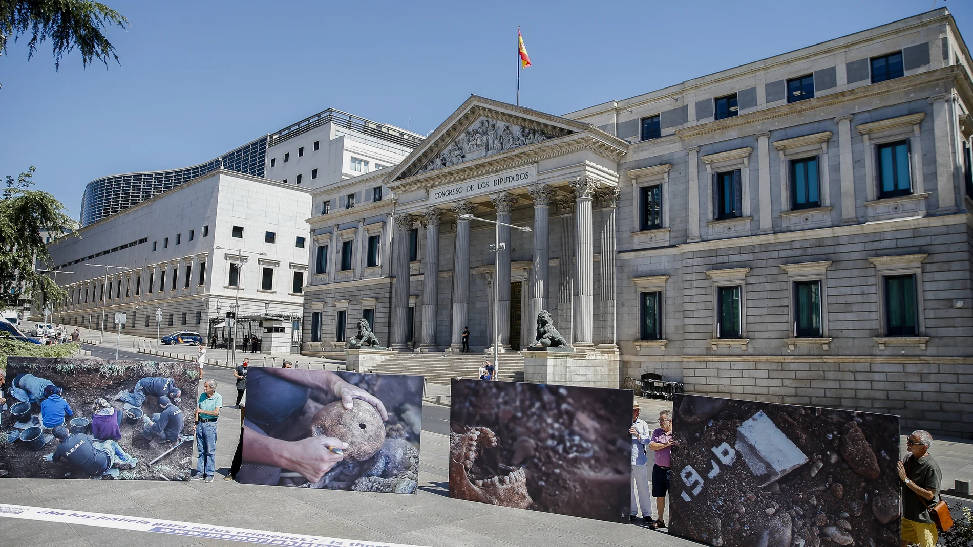 La Asociación para la Recuperación de la Memoria Histórica instala una exposición de fotografías en la Plaza de las Cortes en Madrid
