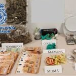 Droga y dinero intervenidos en una vivienda de Granada. POLICÍA NACIONAL