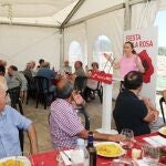 La vicesecretaria general del PSOECyL, Virginia Barcones se dirige a las asistentes a la celebración de la Fiesta de la Rosa del PSOE de Dueñas