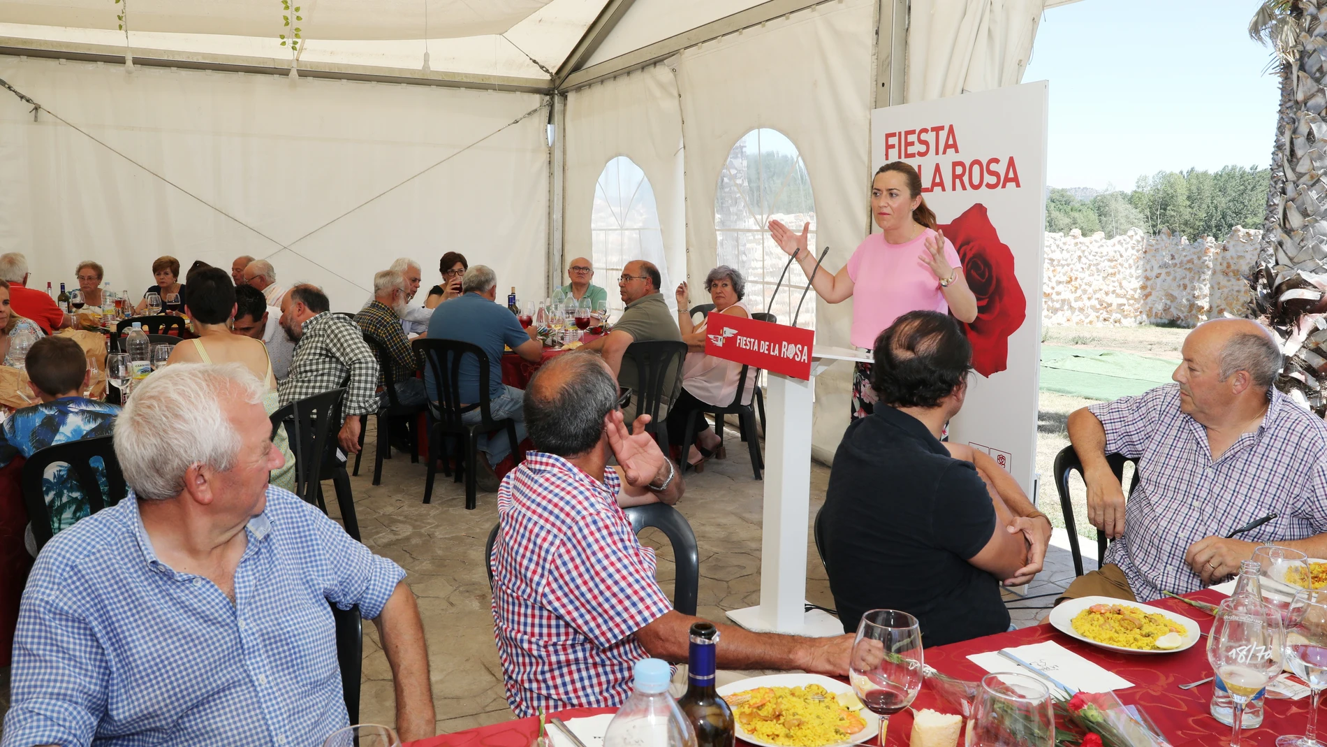 La vicesecretaria general del PSOECyL, Virginia Barcones se dirige a las asistentes a la celebración de la Fiesta de la Rosa del PSOE de Dueñas