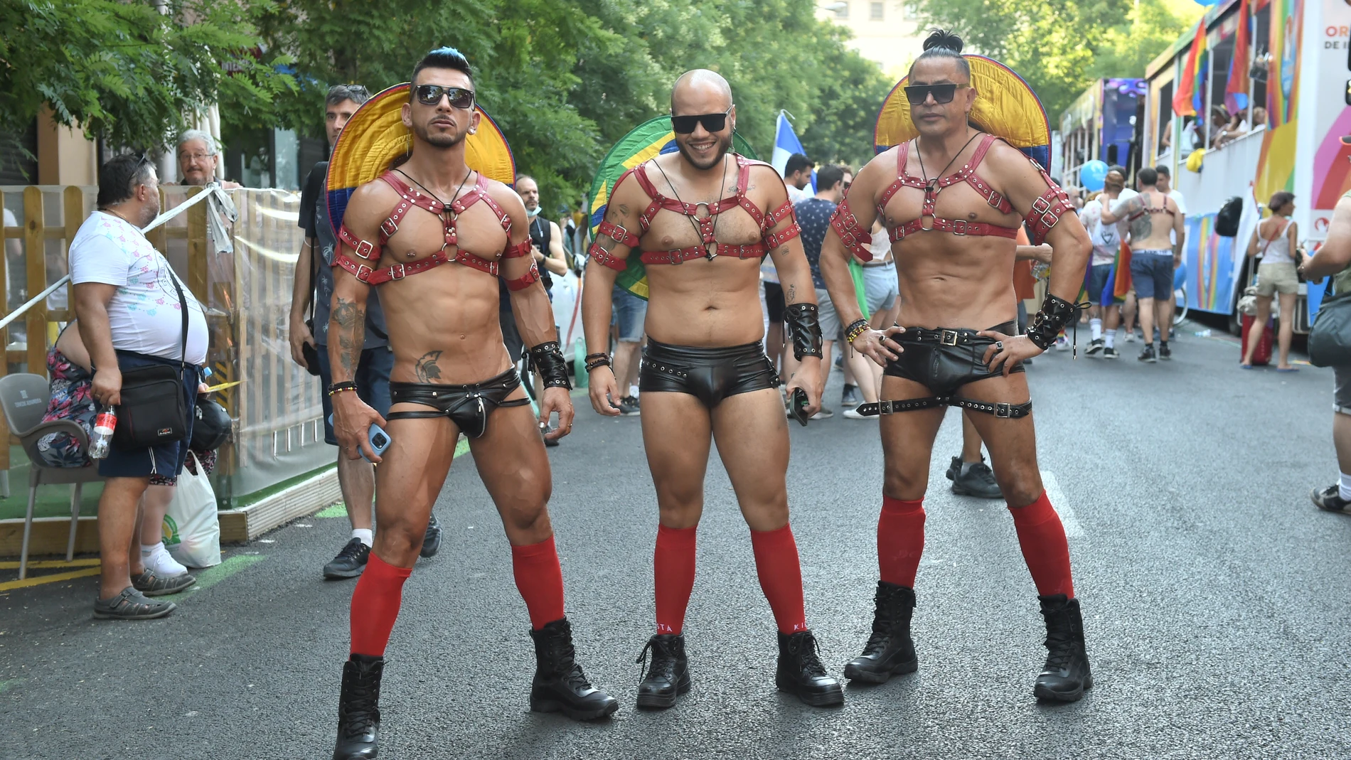 Varias personas posan minutos antes de una manifestación por el Orgullo LGTBIQ+, a 9 de julio de 2022, en Madrid