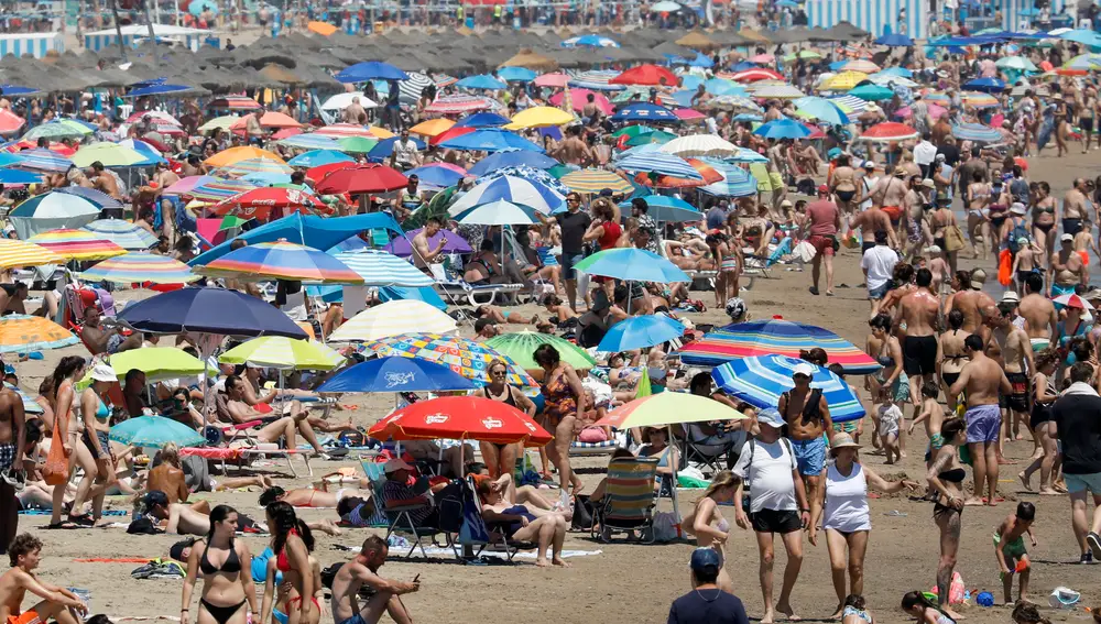 Cientos de personas se agolpan, el sábado y primer día de la segunda Ola de Calor en España en la playa de la Malvarrosa de Valencia.