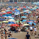Cientos de personas se agolpan, el sábado y primer día de la segunda Ola de Calor en España en la playa de la Malvarrosa de Valencia.