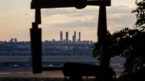 Imagen del mirador de Paracuellos del Jarama sobre el que se observa el Sky Line de Madrid y el aeropuerto de Barajas.