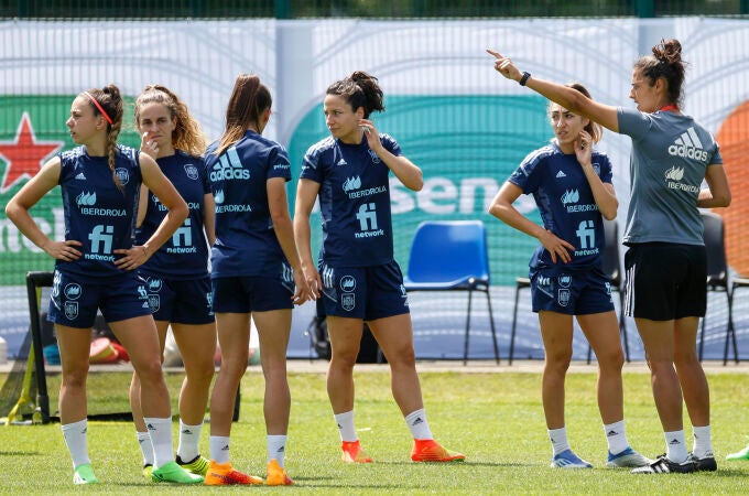 La selección española de fútbol femenino ha entrenado en Bisham (Reino Unido) tras la victoria del pasado sábado en el encuentro de Eurocopa disputado contra Finlandia en el MK Stadium de Milton Keynes (Reino Unido).