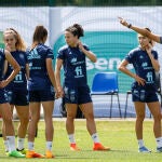 La selección española de fútbol femenino ha entrenado en Bisham (Reino Unido) tras la victoria del pasado sábado en el encuentro de Eurocopa disputado contra Finlandia en el MK Stadium de Milton Keynes (Reino Unido).