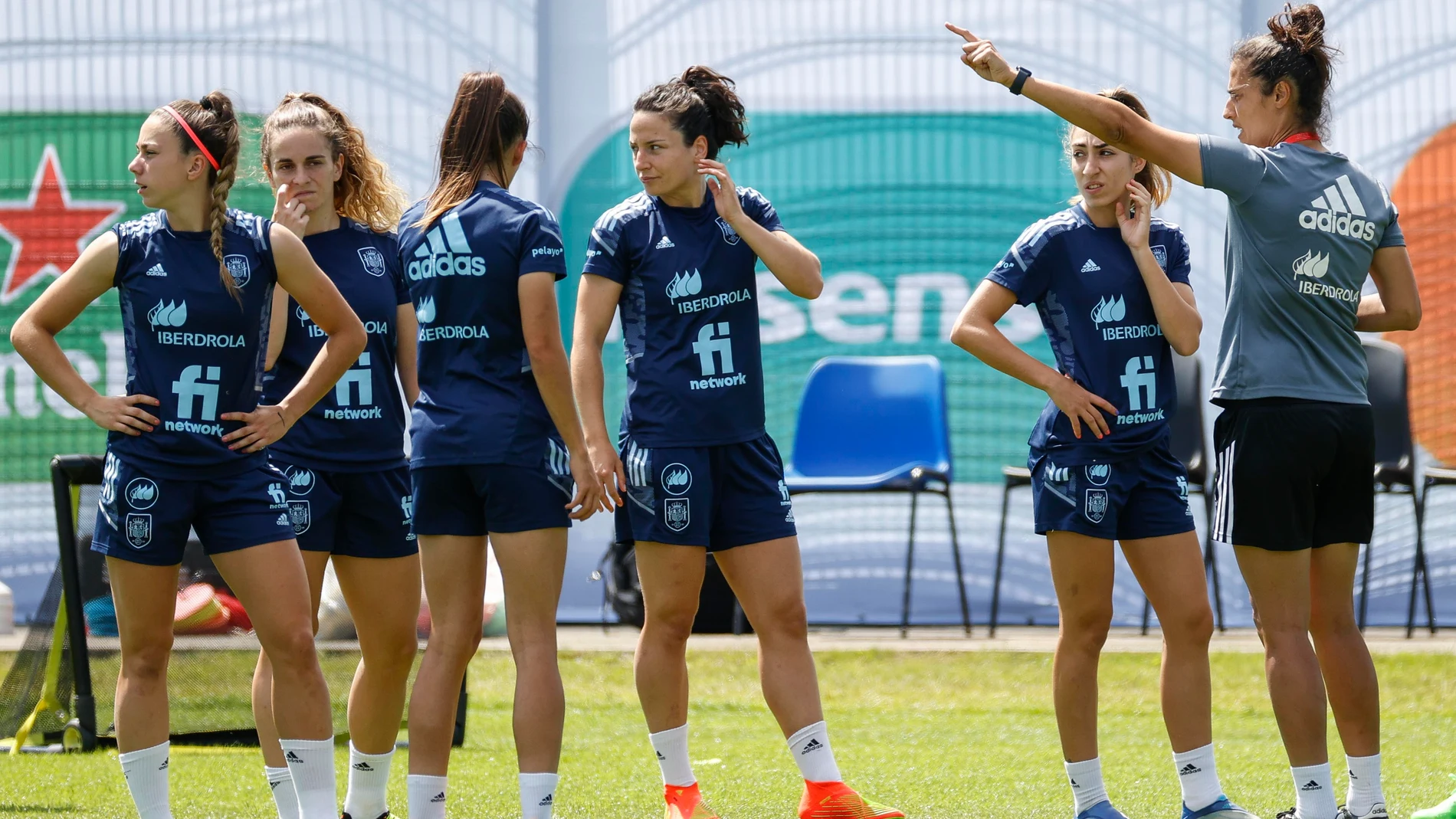 La selección española de fútbol femenino ha entrenado en Bisham (Reino Unido) tras la victoria del pasado sábado en el encuentro de Eurocopa disputado contra Finlandia en el MK Stadium de Milton Keynes (Reino Unido).