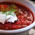 El "borsch tiene una base de caldo de carne, remolacha y repollo, y a menudo va acompañada de nata o crema de yogur. Es muy popular en Europa central y oriental
