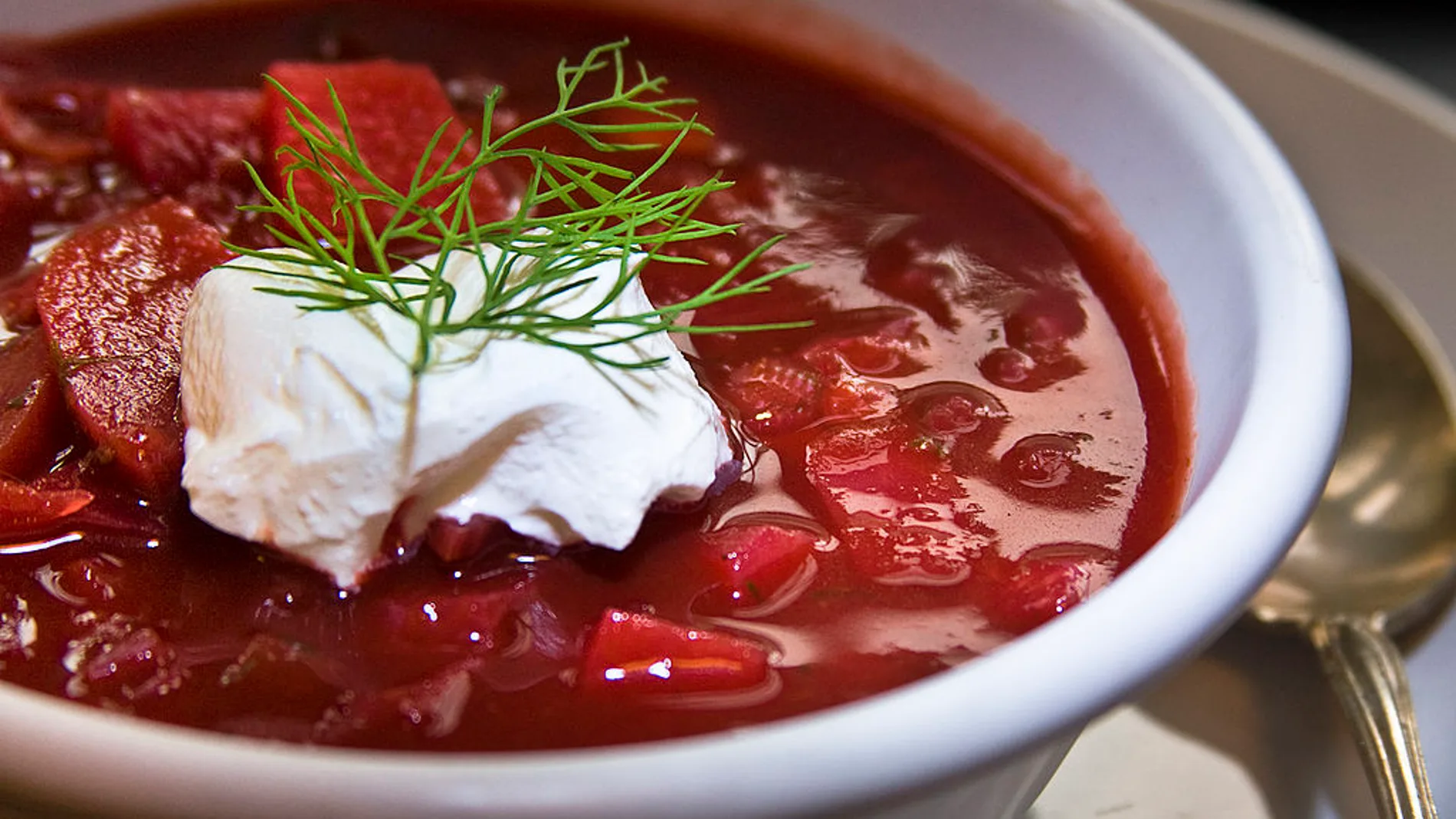 El "borsch tiene una base de caldo de carne, remolacha y repollo, y a menudo va acompañada de nata o crema de yogur. Es muy popular en Europa central y oriental