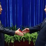 El primer ministro japonés, Shinzo Abe, saluda al presidente chino, Xi Jinping, durante su encuentro en Pekín