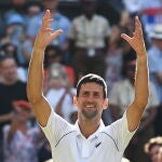 Novak Djokovic hizo su habitual gesto hacia el público después de ganar la final de Wimbledon a Kyrgios