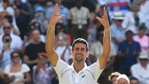 Novak Djokovic hizo su habitual gesto hacia el público después de ganar la final de Wimbledon a Kyrgios