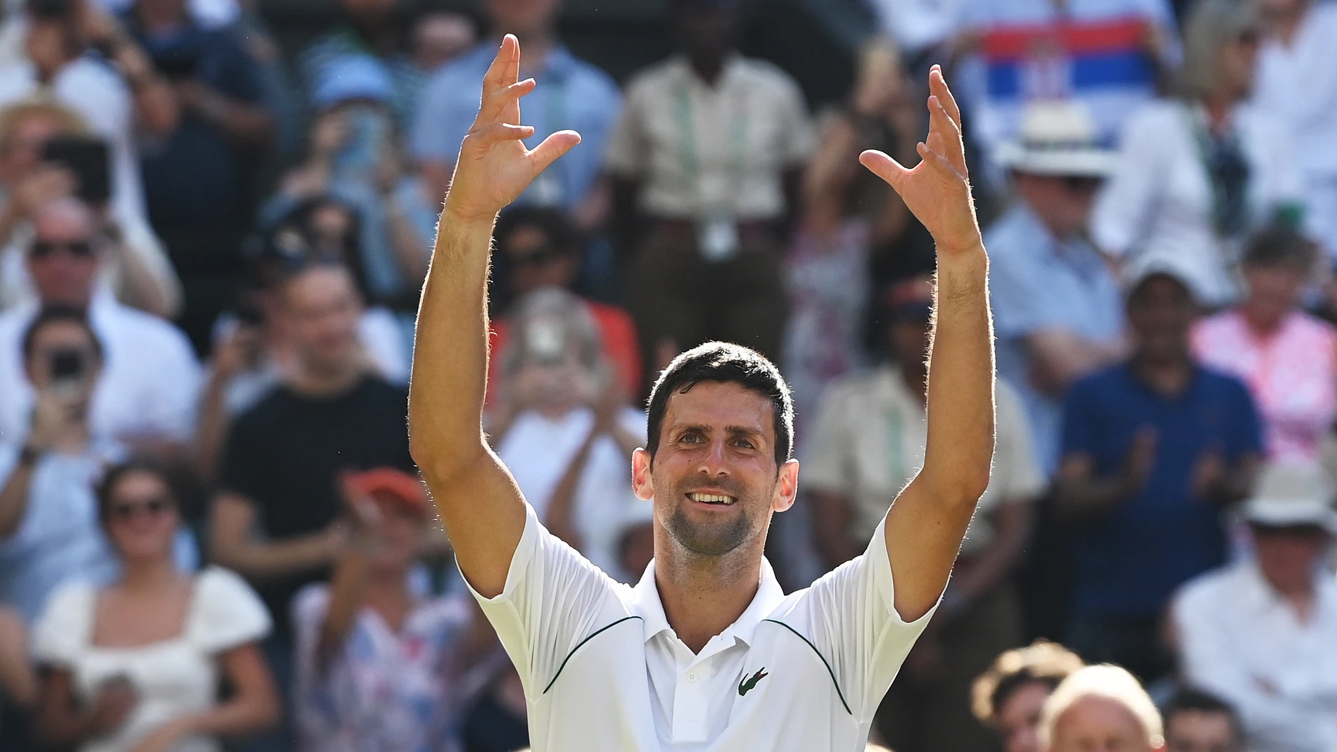 Novak Djokovic hizo su habitual gesto hacia el público después de ganar la final de Wimbledon a Kyrgios