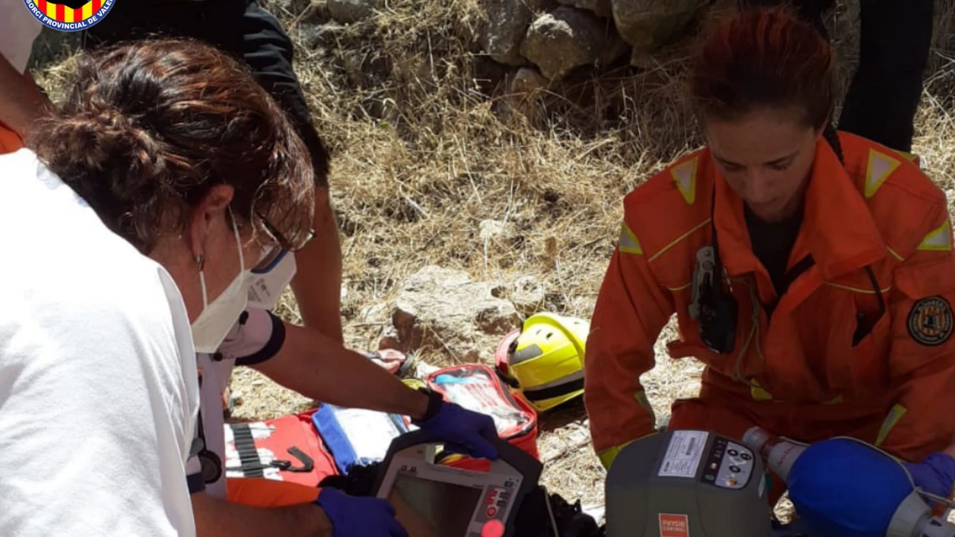 Efectivos de bomberos y medios sanitarios en el Pou Clar de Ontinyent (Valencia)