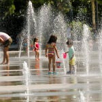 En la imagen, niños y adultos se refrescan en las fuentes del Parque Central de Valencia.