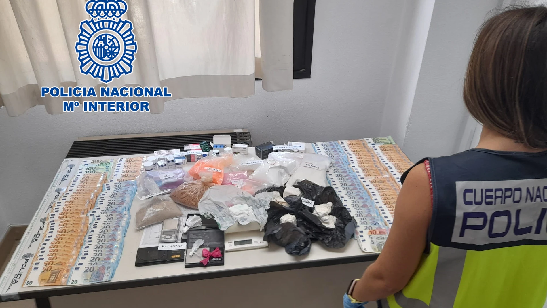 La Policía Nacional desarticula un punto de venta de drogas al menudeo en la Colonia Santa Isabel deteniendo a 16 personas e incauta gran variedad de drogas y más de 9.500 euros en metálico