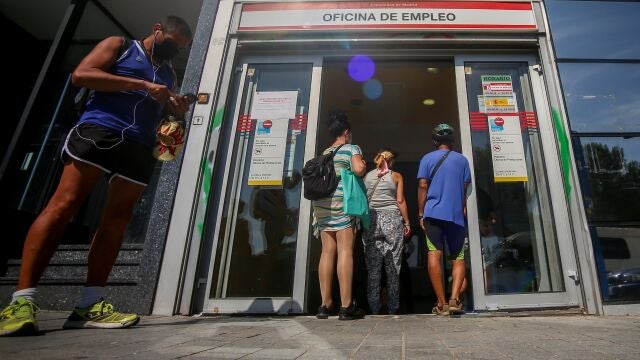 Varias personas esperan a entrar a una oficina del SEPE de Puerta del Ángel (Madrid)