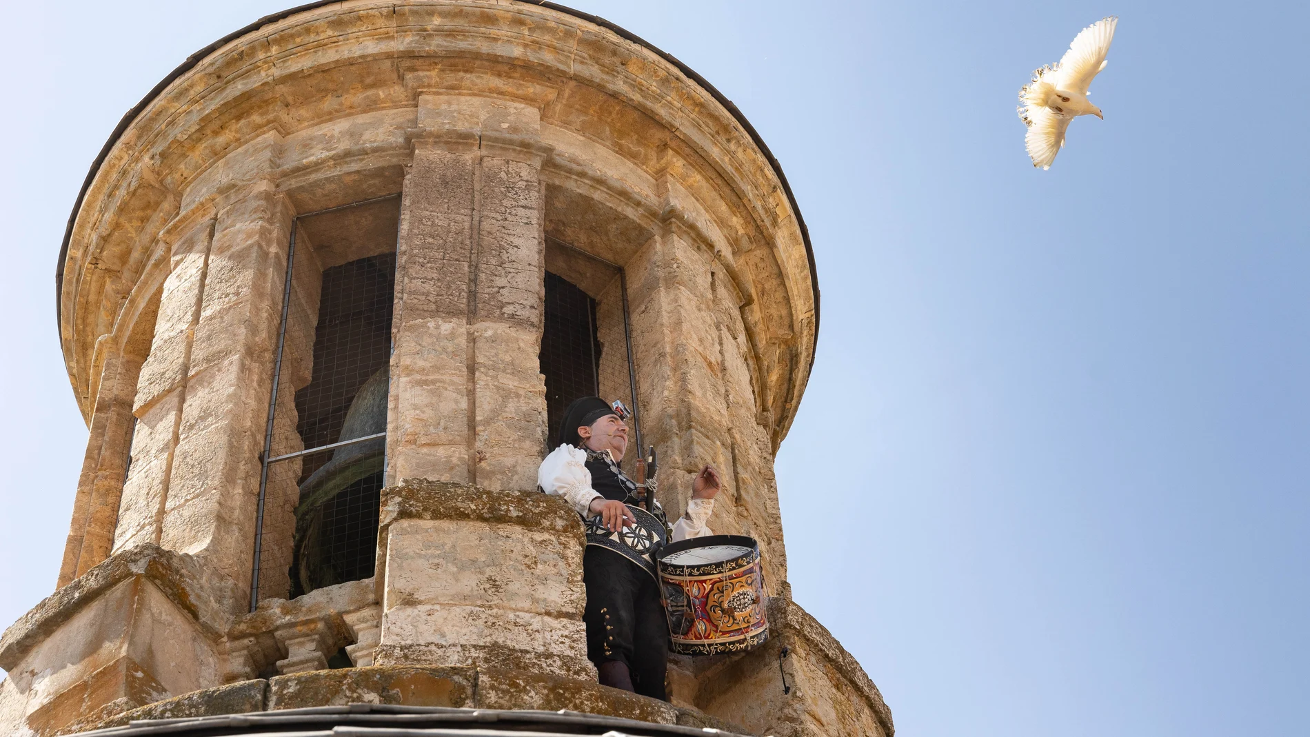 El folclorista Ángel Rufino de Haro El Mariquelo asciende a la Torres de las Campana de la Catedral de Ciudad Rodrigo para conmemorar la capitulación de la ciudad a manos de las tropas inglesas.