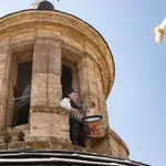 El folclorista Ángel Rufino de Haro El Mariquelo asciende a la Torres de las Campana de la Catedral de Ciudad Rodrigo para conmemorar la capitulación de la ciudad a manos de las tropas inglesas.