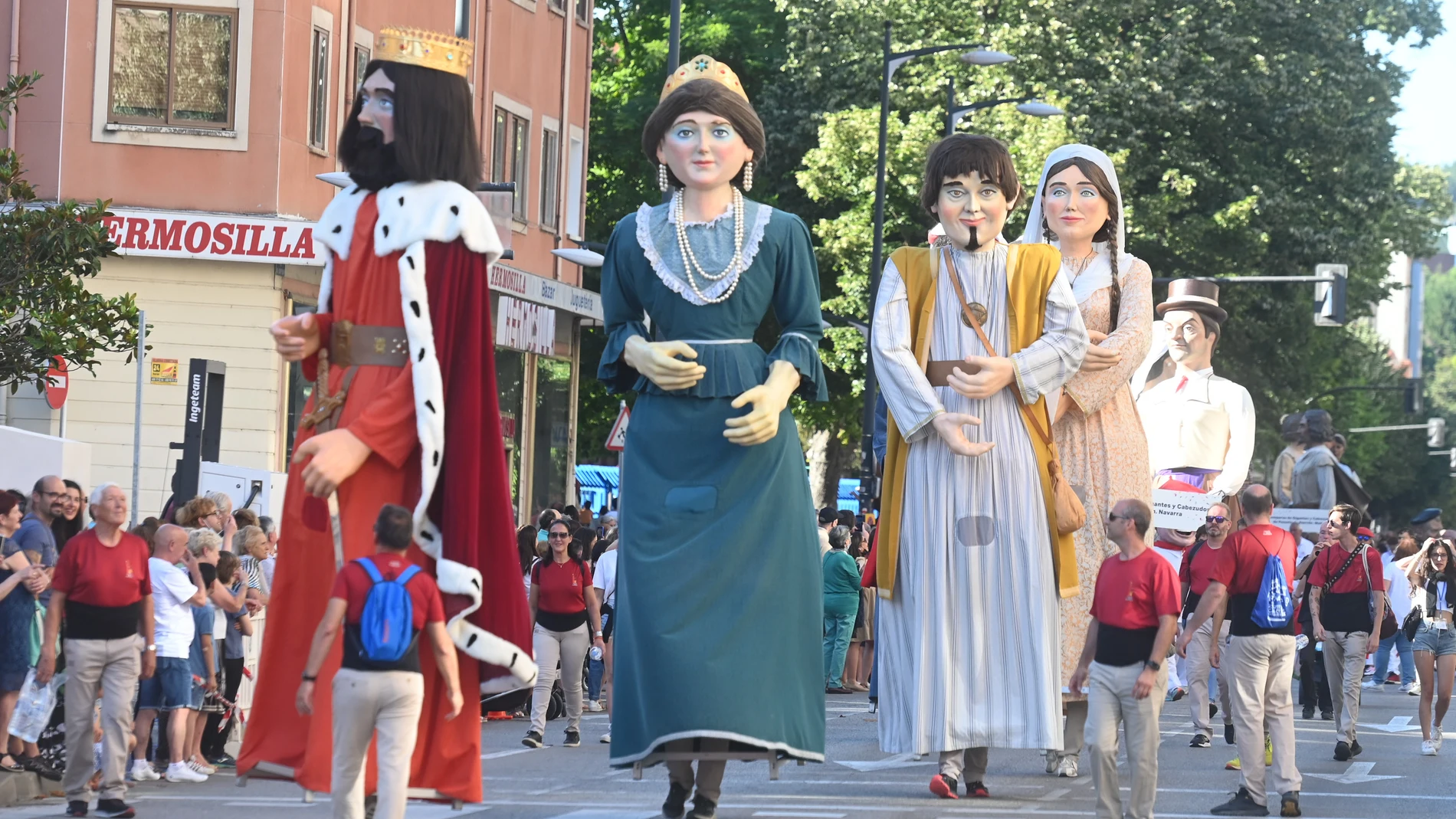 Pasacalles de los gigantones, gigantillos, figuras y las comparsas que participan en el Encuentro Nacional de Gigantones y Figuras Festivas
