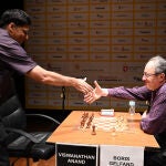 El Gran maestro indio Viswathan Anand (i) y el ajedrecista israelí Boris Gelfand, se saludan durante la final del XXXV Torneo Magistral de Ajedrez Ciudad de León. EFE/ J.casares