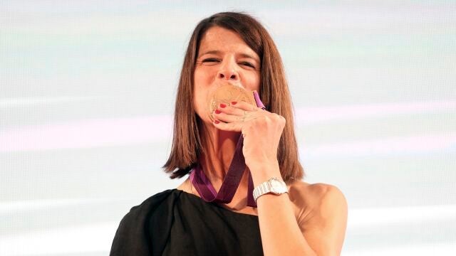 La atleta Ruth Beitia recibe la medalla de bronce de los Juegos Olímpicos de Londres 2012 diez años después.