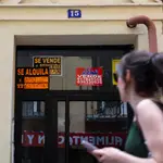 Anuncios de pisos en un portal de un edificio de Madrid