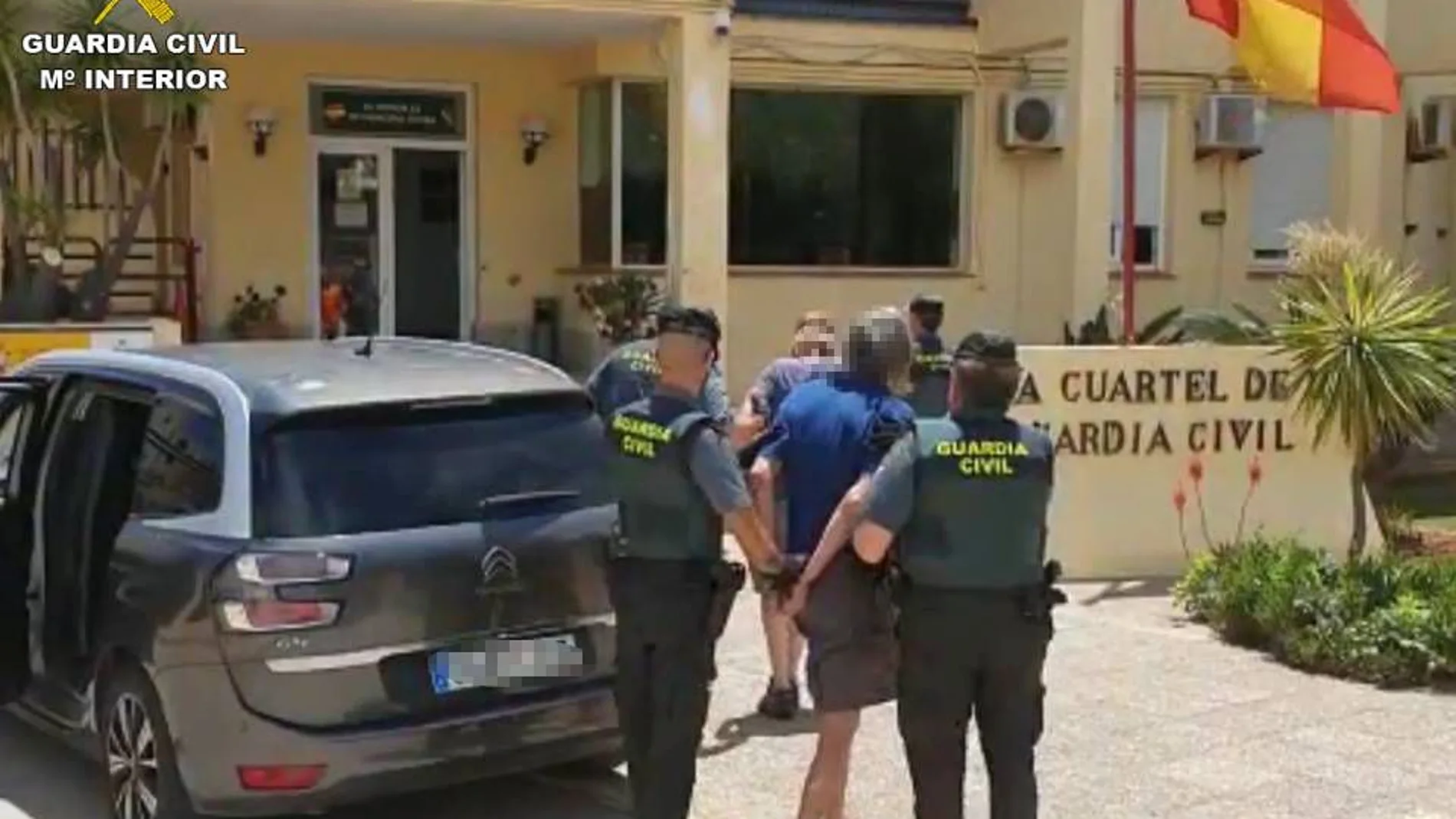La Guardia Civil traslada a los detenidos por okupar una vivienda en Xàbia