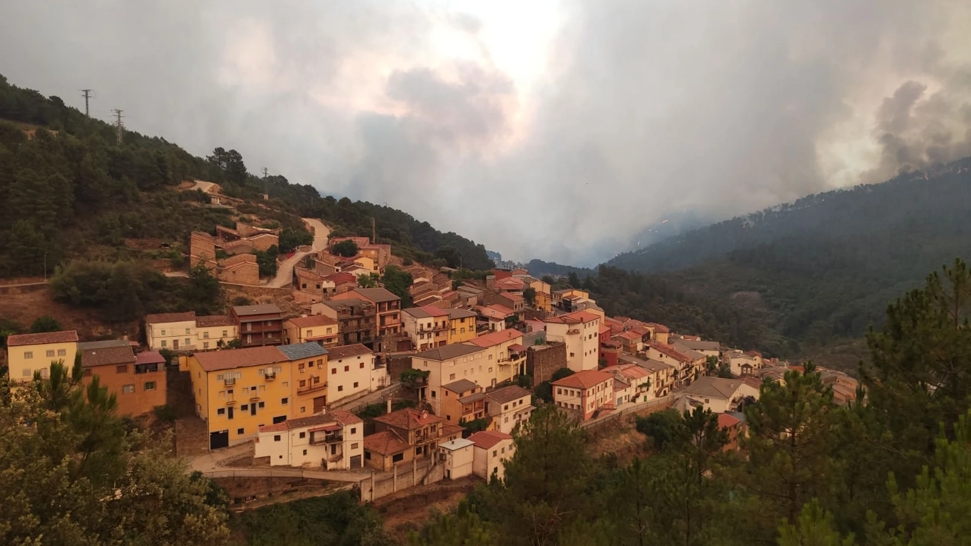 Ladrillar, una de las tres poblaciones que hasta el momento han sido evacuadas en un incendio forestal de nivel 2 en la comarca cacereña de Las Hurdes