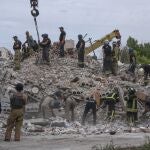 Los servicios de rescates buscan a decenas de desaparecidos bajo los escombros en Chasiv Yar