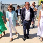 La consejera de Educación visita la zona deportiva del Centro Gerardo Diego en Golmayo, junto al alcalde de la localidad, Benito Serrano
