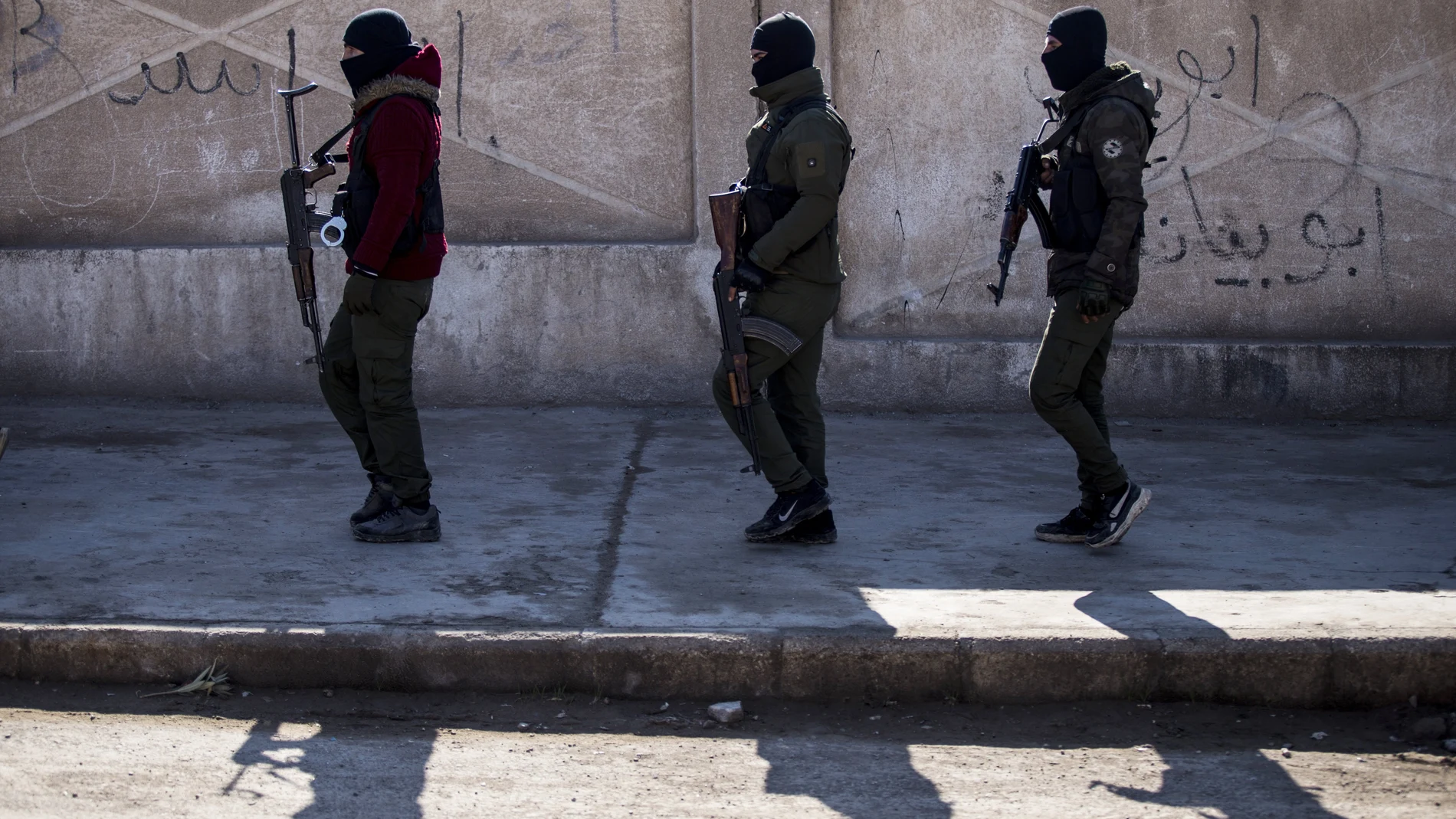 Soldados de las Fuerzas Democráticas Sirias respaldados por Estados Unidos buscan militantes del Estado Islámico en Hassakeh, Siria,