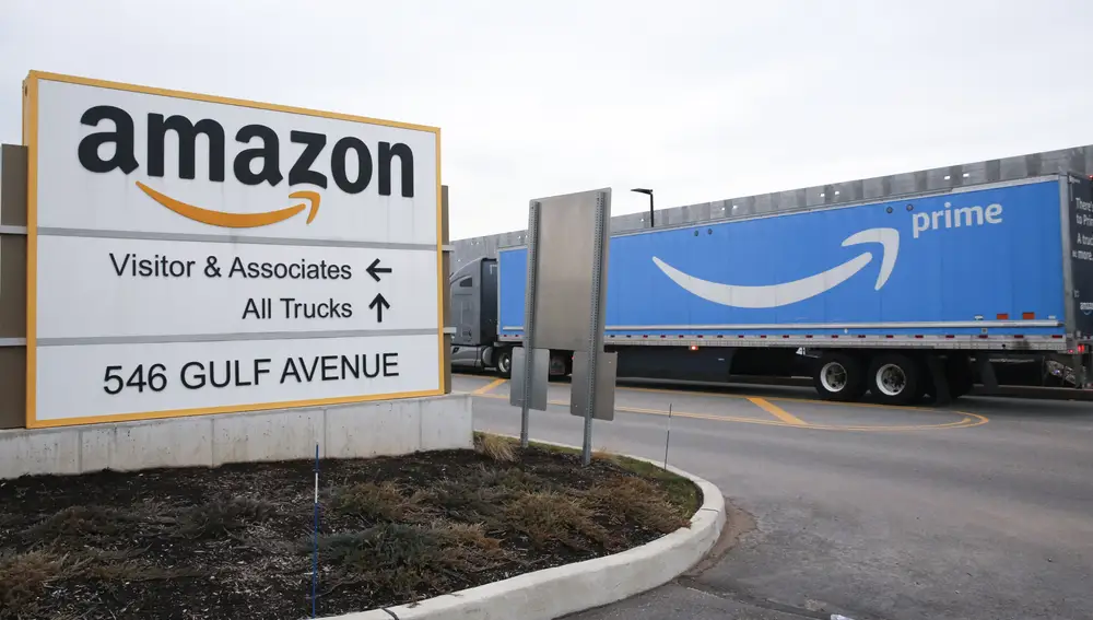 Un camión de Amazon Prime pasa frente a un letrero afuera de un centro logístico de Amazon en Staten Island, Nueva York | Fuente: AP Photo/Kathy Willens