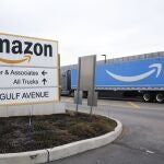 Un camión de Amazon Prime pasa frente a un letrero afuera de un centro logístico de Amazon en Staten Island, Nueva York | Fuente: AP Photo/Kathy Willens