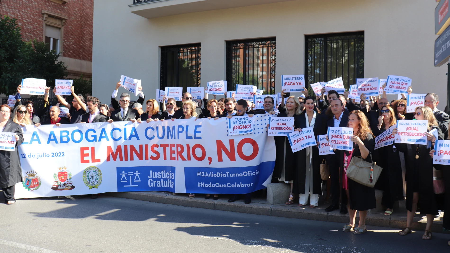 Abogados del turno de oficio manifestándose frente a la Delegación del Gobierno en Murcia