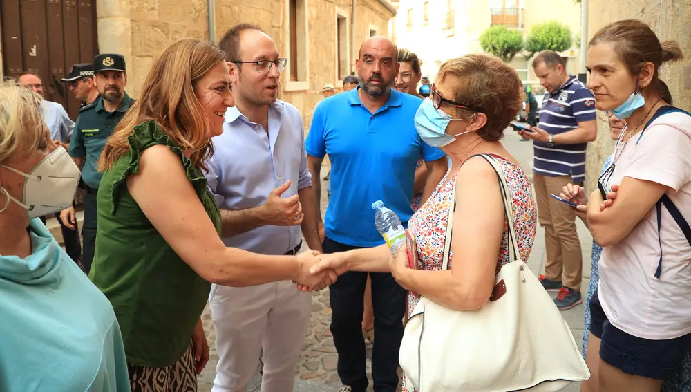 La delegada del Gobierno en Castilla y León, Virginia Barcones, visita a los vecinos de Monsagro realojados en Ciudad Rodrigo