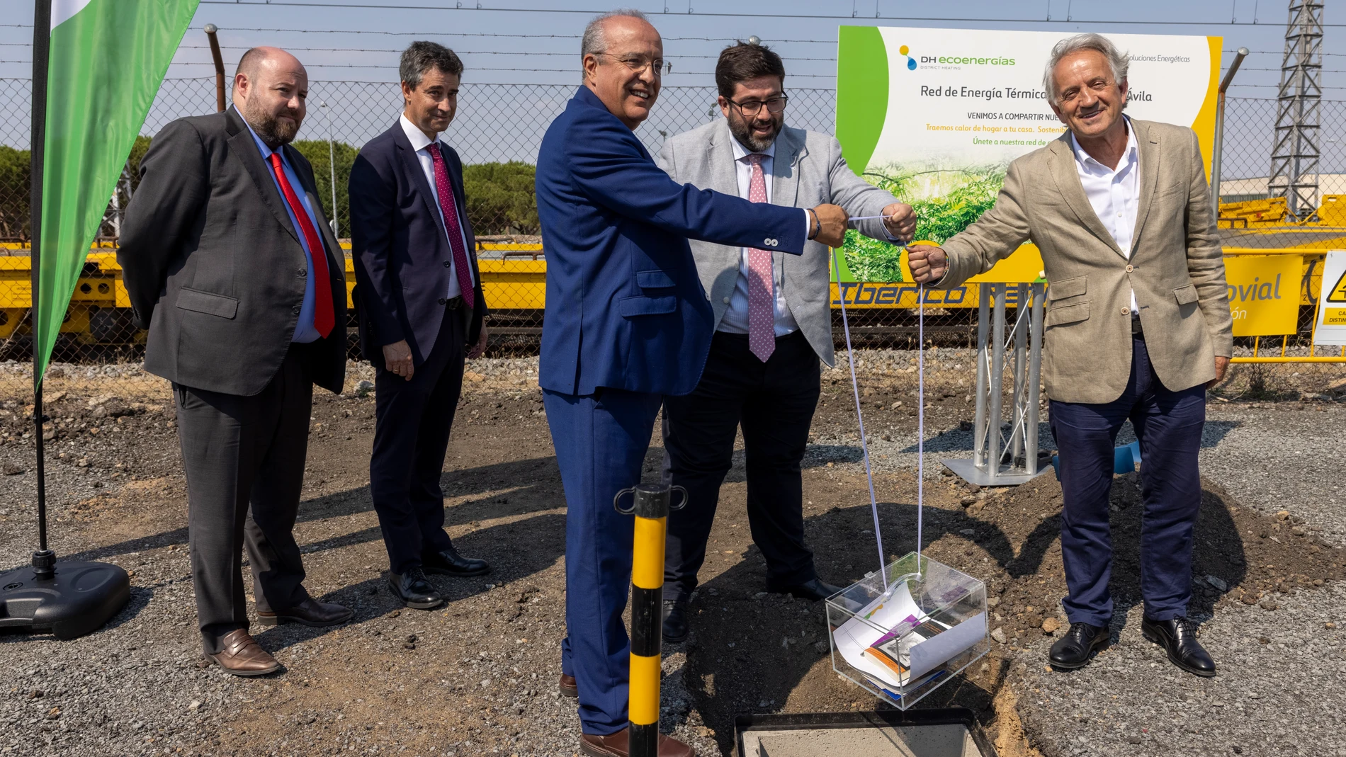 El viceconsejero de Medio Ambiente y Ordenación del Territorio, Rubén Rodríguez, asiste al acto de colocación de la primera piedra de la Red de energía térmica renovable para Ávila, organizado por Ferrovial y DH Ecoenergías. En el acto estubo acompañado por el alcalde de Ávila, Jesús Manuel Sánchez Cabrera y representantes de Ferrovial y DH Ecoenergías