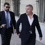 Manuel Vizcaíno, a su llegada a la Audiencia Provincial de Sevilla al principio del juicio