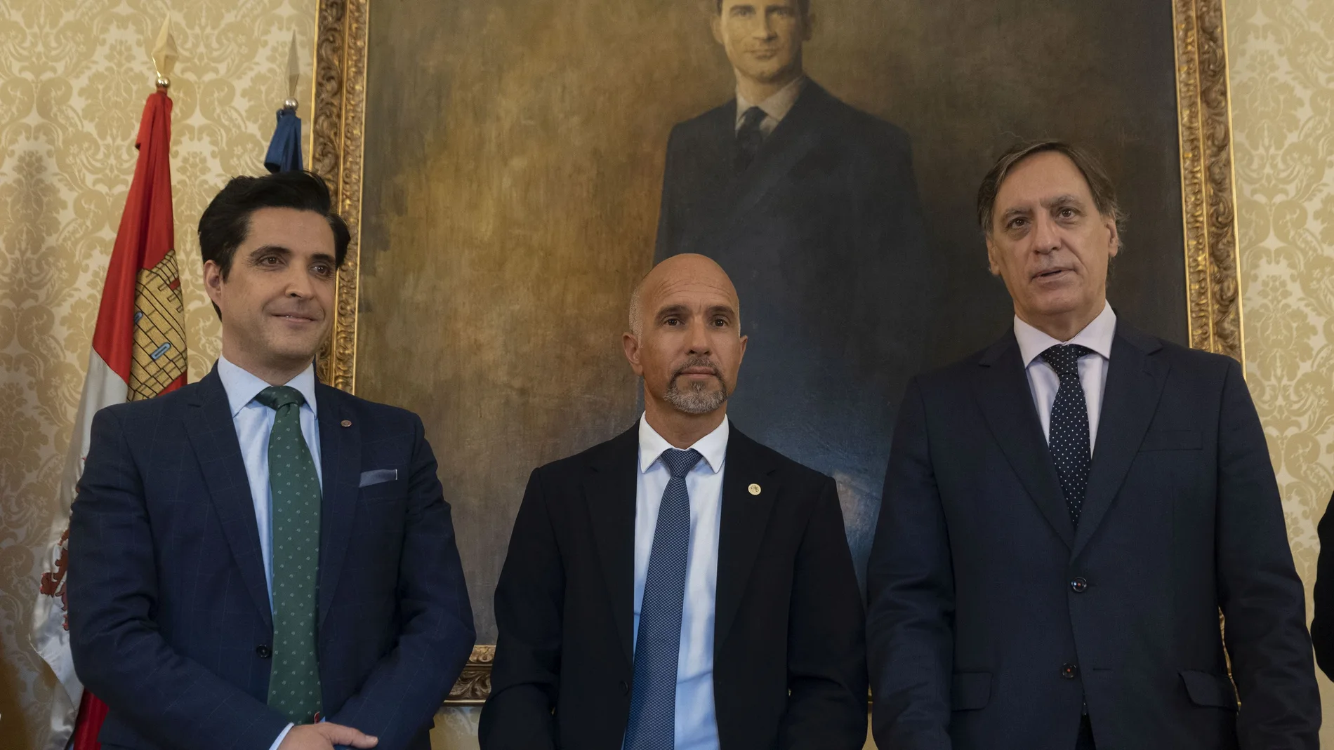 El alcalde de Salamanca, Carlos García Carbayo (D), el director de la Fundación General de la Universidad de Salamanca, Óscar González (C), y el CEO de Startup Olé Accelerator, Emilio Corchado (I), firman un convenio de colaboración para el desarrollo del Foro Startup Olé 2022