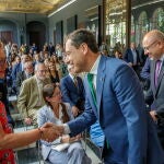 El presidente en funciones de la Junta de Andalucía, Juanma Moreno (c), y el nuevo rector de la Universidad de Córdoba, Manuel Torralbo, saludan a los asistentes al acto de toma de posesión del cargo