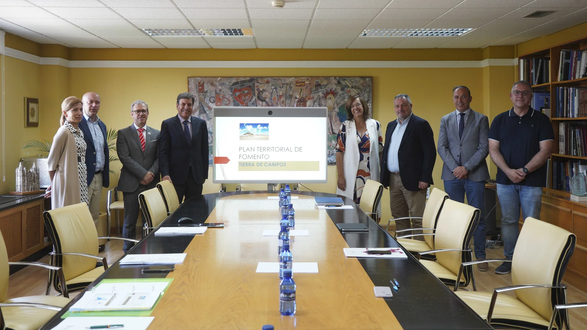 Los consejeros de Economía y Hacienda y de Industria, Comercio y Empleo, Carlos Fernández Carriedo y Mariano Veganzones, respectivamente, durante la reunión con los responsables de las diputaciones de Zamora, Palencia, Valladolid y León para avanzar en el Plan de Fomento de Tierra de Campos
