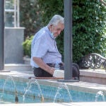 Un hombre sentado a la sombra durante la segunda ola de calor del verano