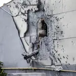 Parte de un cohete incrustado en la pared de un edificio atacado en la ciudad ucraniana de Mykolaiv