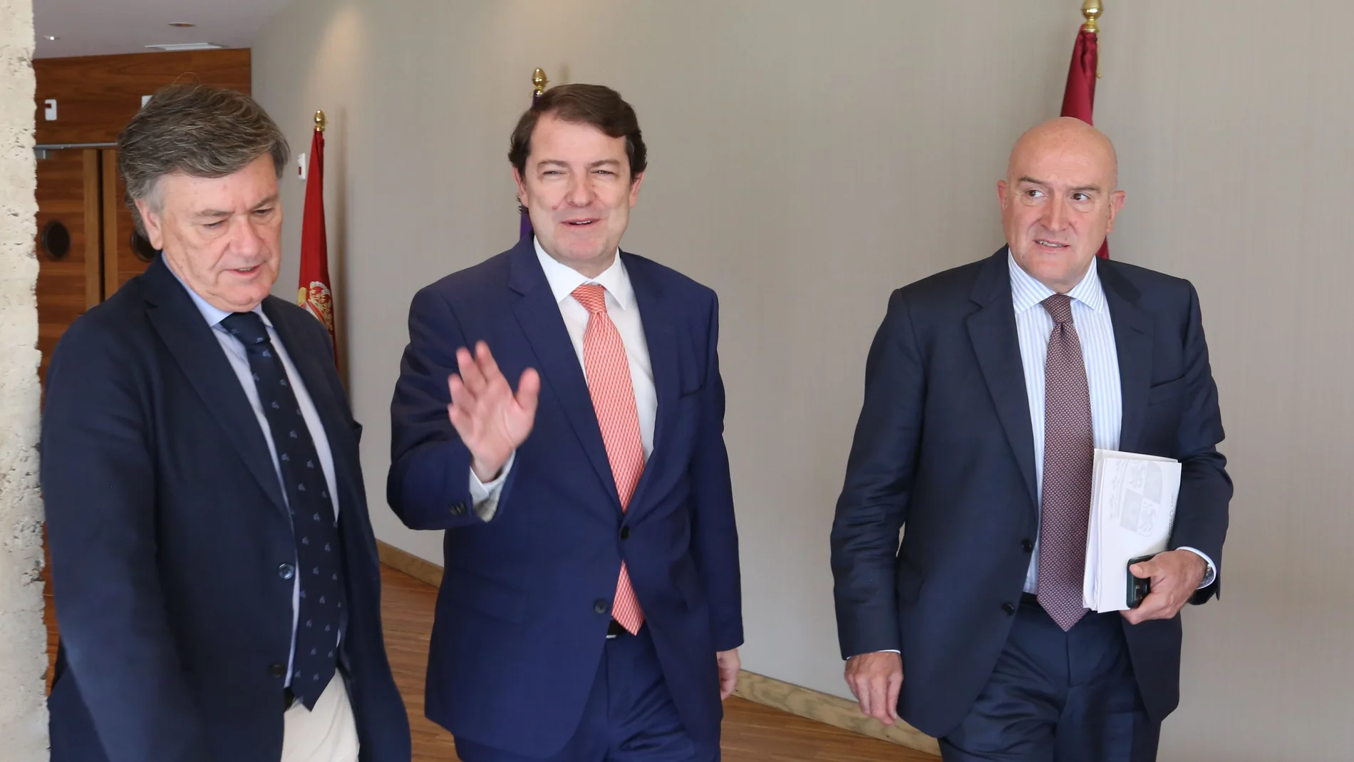 Fernández Mañueco, en los pasillos de las Cortes junto a Francisco Vázquez y Jesús Julio Carnero