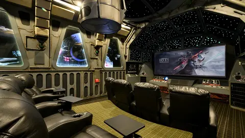 Sala de cine inspirada en el Halcón Milenario.