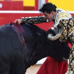 Alejandro Talavante se atraca de toro para entrarlo a matar al quinto