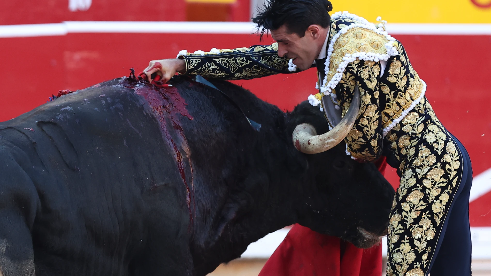 Alejandro Talavante se atraca de toro para entrarlo a matar al quinto