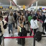 Cientos de pasajeros hacen cola en los controles de seguridad del aeropuerto londinense de Heathrow