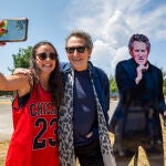 Miguel Ríos posa junto a una fan y su imagen en la senda de Músicos en la Naturaleza