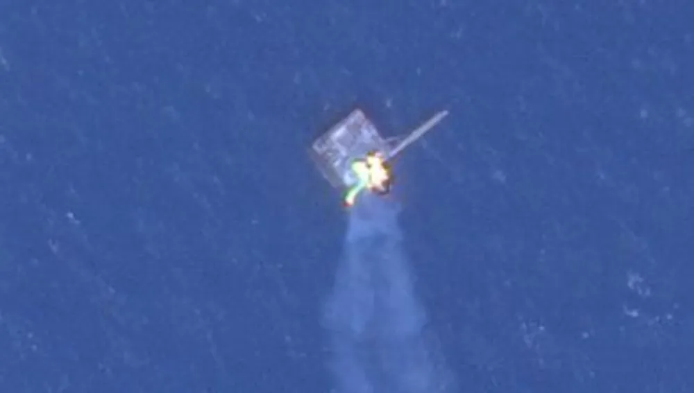 Plataforma de gas ocupada por Rusia en el Mar Negro ardiendo tras el impacto del misil ucraniano